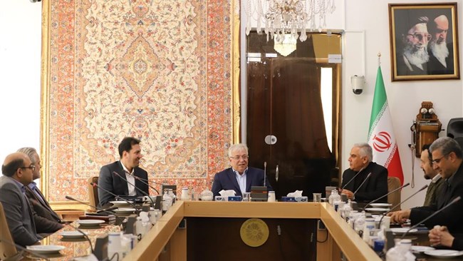 در نشست رئیس اتاق تبریز و رئیس کمیسیون صنایع غذایی اتاق تبریز با رئیس کمیسیون صنایع غذایی اتاق بازرگانی ایران بر لزوم حذف قوانین زائد و سامانه‌های موازی و همچنین عدم قیمت‌گذاری دستوری تاکید شد.