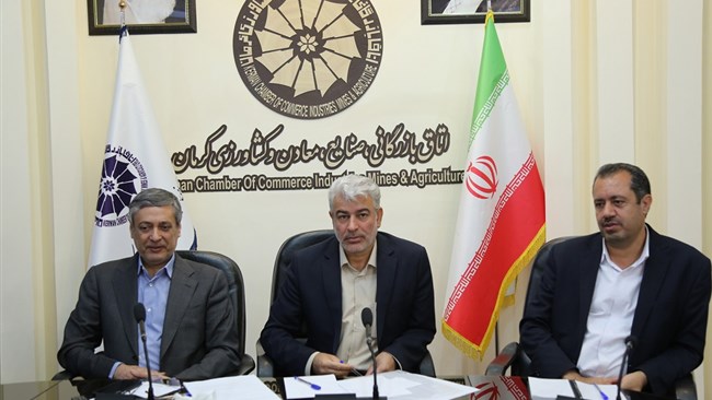 رئیس اتاق کرمان با بیان اینکه در حال حاضر ارزش کالاهای وارداتی مواد معدنی 14 برابر ارزش کالاهای صادراتی است، گفت: اگر از تکنولوژی استفاده و زنجیره ارزش را ایجاد کنیم می توان ارزش کالاهای صادراتی را 10 برابر کرد.