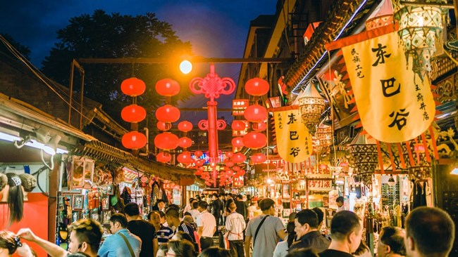 اقتصاد چین در سال 2025 با وجود فشارهای داخلی و خارجی توانست رشد تولید ناخالص داخلی معادل ۵ درصد را محقق کند و بخش خدمات با رشد ۵٫4 درصدی نقش موتور اصلی اقتصاد را ایفا کرد.