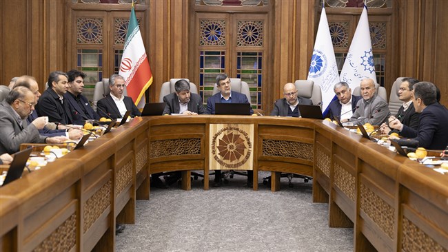 در نشست شورای گفت و گوی استان یزد با اشاره به اینکه اغلب شرکت‌های بزرگ استان، دفاتر مرکزی خود را در تهران مستقر کرده‌اند بر لزوم انتقال دفاتر این شرکت‌ها به داخل استان به منظور تقویت نظارت‌های مالی تاکید شد.