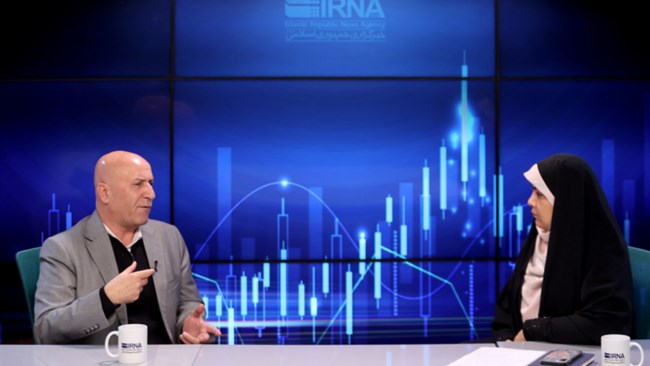 دبیرکل اتاق بازرگانی، صنایع، معادن و کشاورزی گفت: ارز چند نرخی در کشور، پول پاشی و از بین بردن منابع ملی است که در شرایط تحریمی به سختی کسب می‌شود. بنابراین نباید چوب حراج به منابع ارزی کشور بزنیم.