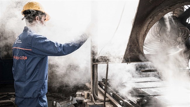 رحمت الله نوروزی، رئیس فراکسیون کارگری مجلس اعلام کرد: کارزار ملی «جبهه کار و تولید ایران» با هدف تقویت تاب‌آوری اقتصادی، حفظ اشتغال و پشتیبانی همه‌جانبه از واحدهای تولیدی در شرایط بحرانی کشور آغاز شده است.