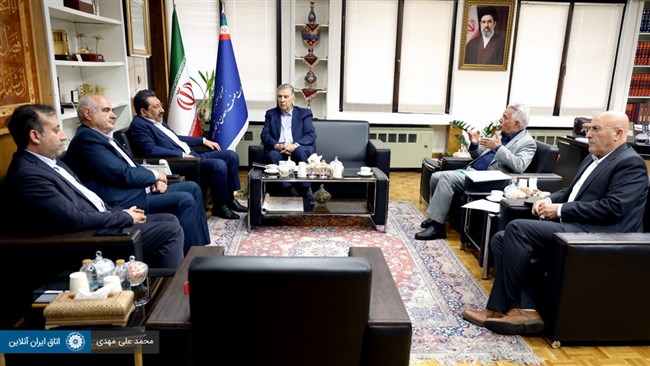 دیدار «صمد حسن‌زاده» رئیس اتاق ایران، «محمدرضا بهرامن» نایب رئیس، «عبدالله مهاجر دارابی» عضو هیئت رییسه و «ابوالفضل روغنی گلپایگانی» دبیرکل اتاق ایران با سیدمحمد اتابک وزیر صمت برگزار شد.