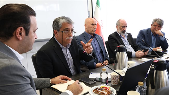 نشست کمیسیون صنعت اتاق ایران با هدف شناسایی مسائل صنایع مختلف در تأمین مواد اولیه و در نهایت جمع‌بندی راهکارهای پیشنهادی برای مسیرهای جایگزین در تأمین این کالاها برگزار شد.