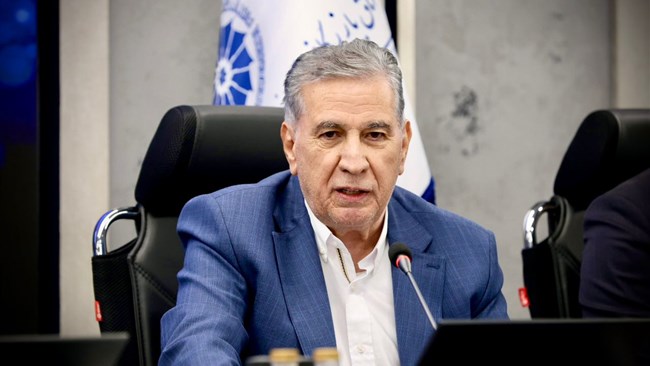 رئیس اتاق ایران با اشاره به سهم حدود ۵۰ درصدی هشت استان مرکز کشور در تولید، بر ضرورت اتخاذ تصمیمات مؤثر، حمایت عملی از بنگاه‌های اقتصادی و تسریع در رفع موانع تولید در شرایط بحرانی تأکید کرد.