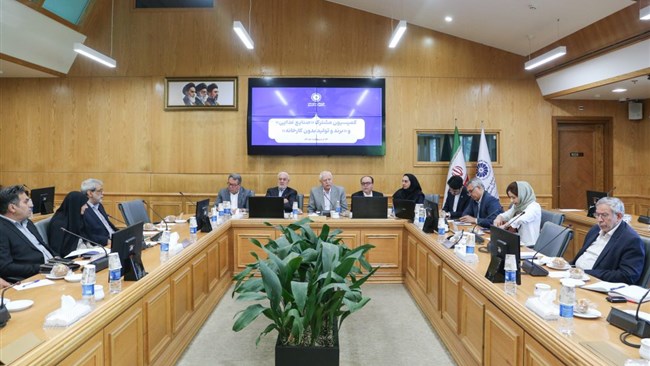 فعالان اقتصادی در نشست مشترک کمیسیون‌های «صنایع غذایی» و «برند و تولید بدون کارخانه» اتاق مشهد، به طرح دیدگاه‌های خود درباره پیامدهای این الگو بر فضای رقابت، بازار و فعالیت واحدهای تولیدی پرداختند.