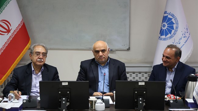 رئیس کمیسیون مالیات، کار و تأمین اجتماعی اتاق ایران، با انتقاد از بی‌توجهی به واقعیت‌های جامعه برای تعیین ظرفیت‌های مالیاتی، خواستار تقدیم هر چه زودتر لایحه متمم بودجه از سوی دولت شد.