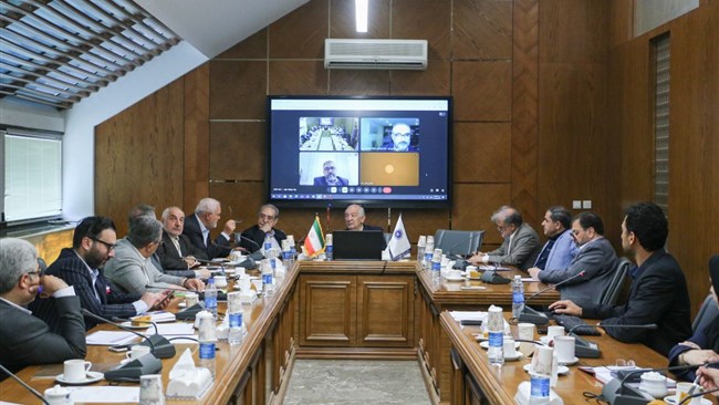 در نشست هیات نمایندگان اتاق مشهد، اقدامات انجام شده و همچنین مسائل و چالش‌های پیش روی واحدها برای تامین مواد اولیه، تجهیزات و کالاهای اساسی در بخش‌های صنعت، معدن، کشاورزی و تجارت مورد بررسی قرار گرفت.