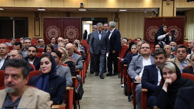 همایش تجلیل از فعالان صنعت غذا به همت کمیسیون صنایع غذایی اتاق ایران با حضور صمد حسن‌زاده رئیس اتاق ایران، پیام باقری و حسین پیرموذن نواب رییس اتاق ایران، استاندار قم و رئیس کمیسیون کشاورزی مجلس برگزار شد.