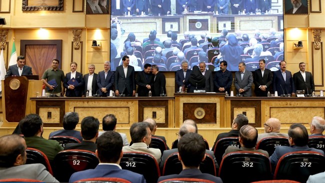 همایش تجلیل از فعالان صنعت غذا به همت کمیسیون صنایع غذایی اتاق ایران با حضور صمد حسن‌زاده رئیس اتاق ایران، پیام باقری و حسین پیرموذن نواب رییس اتاق ایران، استاندار قم و رئیس کمیسیون کشاورزی مجلس برگزار شد.
