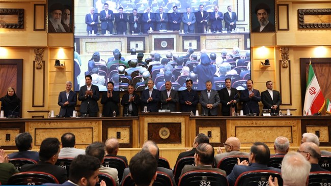 در مراسم تقدیر از شرکت‌های پیشگام صنعت غذا در اتاق ایران، فعالان بخش خصوصی و نمایندگان مجلس بر ضرورت پرداخت مطالبات واردکنندگان غذا و تشکیل کمیته مشترک برای رفع موانع تولید تأکید کردند.