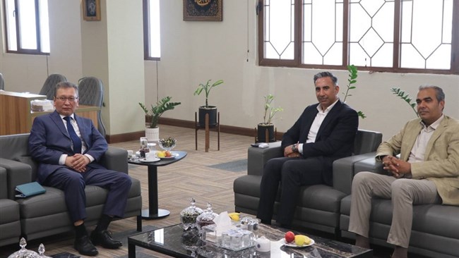 در دیدار سرکنسول قزاستان و اعضای هیات رئیسه اتاق بندرعباس، دو طرف با تأکید بر ظرفیت‌های گسترده اقتصادی، بندری، لجستیکی و تجاری موجود، راهکارهای توسعه مبادلات اقتصادی میان هرمزگان و قزاقستان را مورد بررسی قرار دادند.