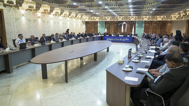 فعالان اقتصادی و مسئولان حاضر در نشست مشترک کمیسیون‌های بهبود محیط کسب‌وکار و صنعت اتاق اصفهان بر ضرورت تصمیم‌گیری فوری، اجرای واقعی مصوبات و حمایت ویژه از صنایع استان اصفهان تأکید کردند.
