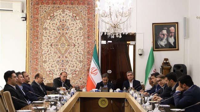 میز تجاری اوراسیا با حضور نمایندگان بخش خصوصی و مدیران دستگاه‌های اجرایی در اتاق تبریز برگزار شد و طی آن، مسائل و موانع موجود در حوزه ترانزیت و گمرک پایانه مرزی نوردوز مورد بررسی قرار گرفت.