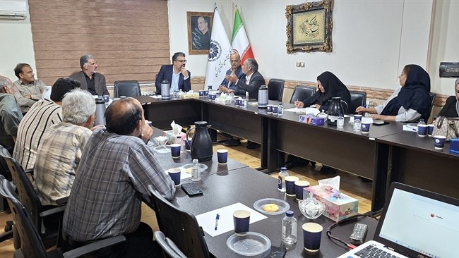 در نشست هم‌اندیشی با اعضای انجمن گلخانه‌داران شرق استان کرمان بر ضرورت فعال نگه داشتن گلخانه ها به منظور تامین نیازهای غذایی جامعه و حفظ امنیت غذایی کشور تاکید شد.