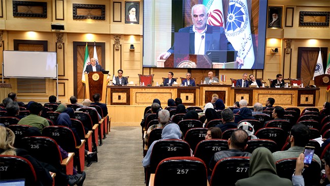 مهاجر دارابی، عضو هیات رئیسه اتاق ایران، گفت: برای خروج از شرایط فعلی، هم بخش خصوصی باید کمک کند و هم دولت باید بیشتر برای رفع موانع پیش روی بخش خصوصی در مسیر صادرات و واردات تلاش نماید.