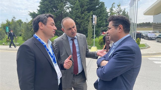 حسین پیرموذن نایب‌رئیس اتاق ایران در جریان بازدید از نمایشگاه‌های بین‌المللی کشاورزی و صنایع غذایی باکو تاکید کرد: حضور فعال هیأت‌های اقتصادی و تجاری در نمایشگاه‌های تخصصی منطقه‌ای، نقش مؤثری در توسعه تعاملات دارد.