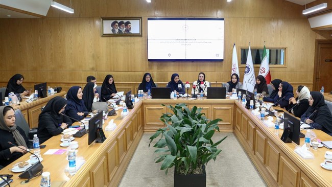 در نشست کانون زنان بازرگان خراسان رضوی، موضوعاتی نظیر توانمندسازی اقتصادی زنان، حمایت از کسب‌وکارهای خرد و متوسط، اشتغال، توسعه صادرات، مشکلات سامانه‌های دولتی و ... مورد بررسی بحث و قرار گرفت.
