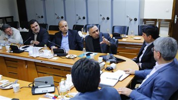 در نشست رئیس اتاق قزوین با مدیران ارشد اقتصادی استان با معاون تولیدی، فنی و زیربنایی سازمان برنامه و بودجه، انرژی خورشیدی و کشاورزی قراردادی مورد بحث و بررسی و پیگیری قرار گرفت.